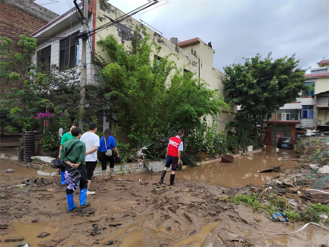 人保财险六盘水分公司：全力应对午夜暴雨侵袭 (2).png