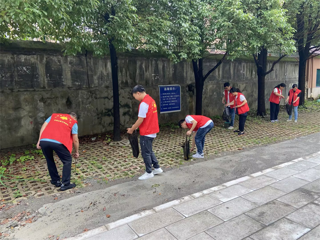 人保财险盘州支公司党支部：开展“环境清洁，党员先行”主题党日活动 (2).png