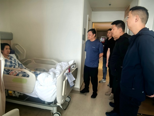 1792658279115974.jpg 六盘水中支开展生病员工慰问活动(1).jpg
